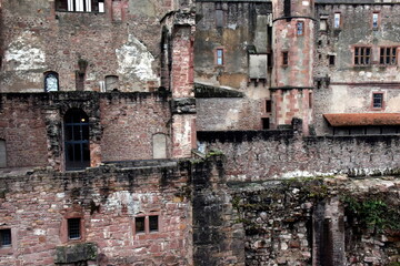 Alte zerfallene Mauern des Schloss Heidelberg