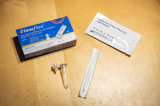 Flowflex autotest self diagnosis test kit used to detect Covid-19, French box