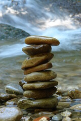 steine balance gestapelt wasserfall