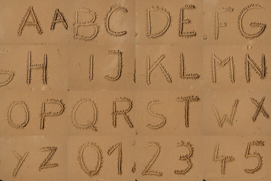 buchstaben zahlen und zeichen im sand