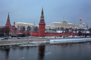 Obraz premium View of the Kremlin from the Bolshoi Kamenny Bridge in Moscow