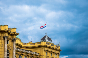 Obraz premium Flag of Croatia on the roof of the national theatre, Zagreb, Croatia