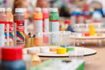 Cups with acrylic paint at a master class on drawing in the technique of 