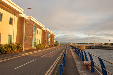 Obraz premium Sunset along the roadside and apartments.