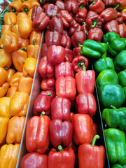 Pimientos rojo, naranja y verde en mercado