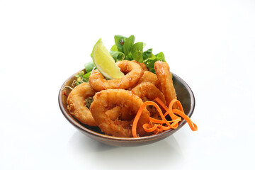 Smażone kalmary w panierce.
Traditional Japanese potrawa na białym tle.
