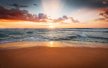 Kleurrijke oceaan strand zonsopgang. Natuurlijke landschap en zon stijgt op skyline.