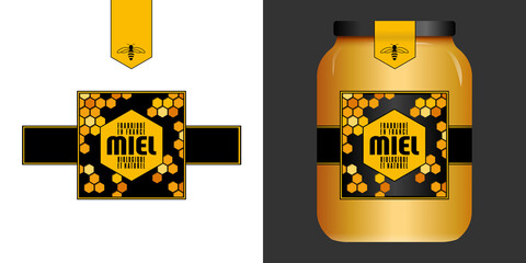 Etiquette graphique noire et jaune avec des alvéoles d’une ruche et une petite abeille pour un bocal de miel d’un producteur français - traduction : miel, fabriqué en France, biologique et naturel.