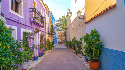 Fototapeta na wymiar Calle de Calpe de bonitas fachadas de colores llamativos