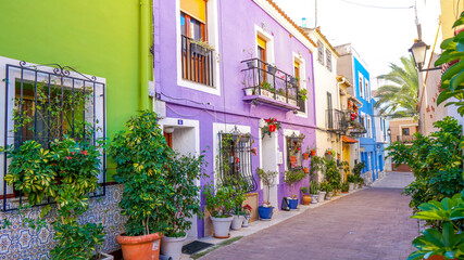 Fototapeta na wymiar Calle de Calpe de bonitas fachadas de colores llamativos
