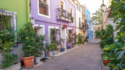 Calle de Calpe de bonitas fachadas de colores llamativos