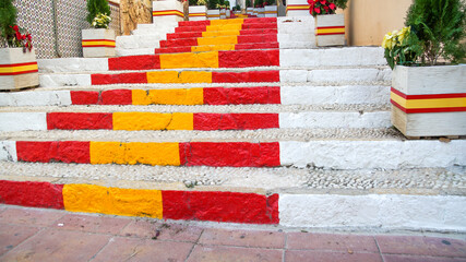 Escalera con los peldaños pintado con la bandera de España en la localidad alicantina de Calpe,