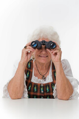 Seniorin mit Fernglas