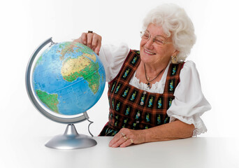 Seniorin mit Globus