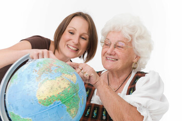 Junge Frau und Seniorin mit Globus