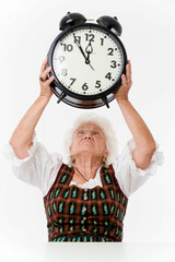 Seniorin mit großem Uhrwecker