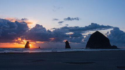 Fototapeta na wymiar Oregon coast sunset - Cannon beach