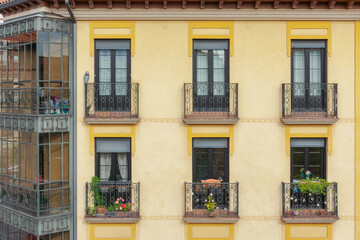 Fototapeta na wymiar Fachada de edificio con balcones.