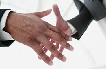 Obraz premium Two business men going to make handshake