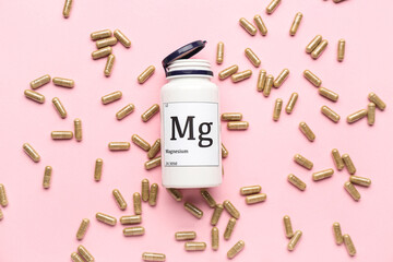 Bottle with magnesium capsules on pink background - obrazy, fototapety, plakaty