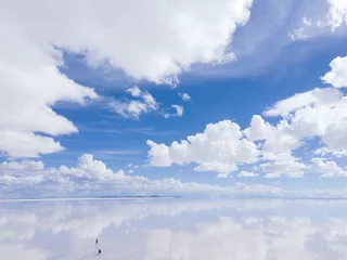Fotobehang Salar de Uyuni con nubes y espejos © Roger