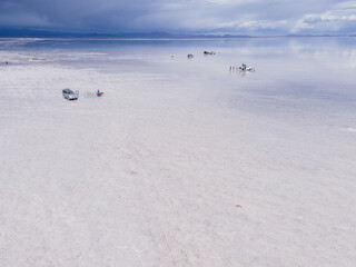 Salar de Uyuni con nubes y espejos