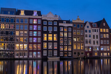 Obraz premium Famuos Damrak floating houses. Amsterdam sightseeing tourism attraction.