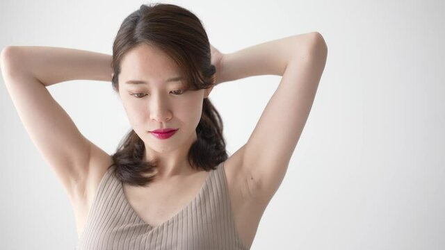 髪を束ねる女性