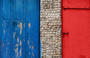 Detail of an old door and  on street puerta francesa