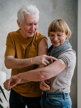 Aged couple get vaccinated