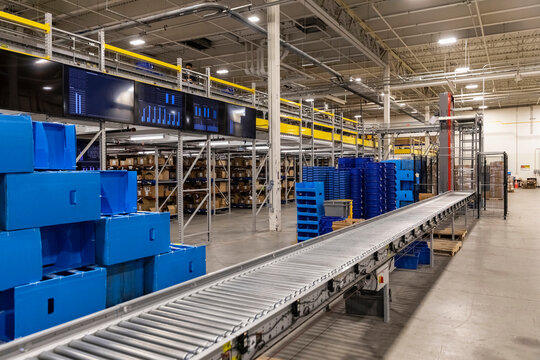 Shipping warehouse with conveyor belt  - Powered by Adobe