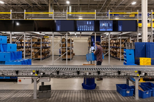 E-Commerce Warehouse with modern productivity 