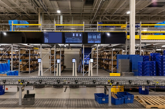 Production Status Monitors with graphs at warehouse