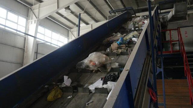 Conveyor beld transporting garbage at a processing plant