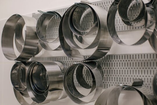 Metal cake forms of different sizes 