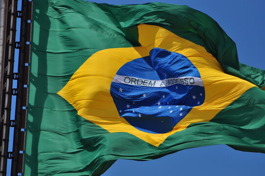 A belíssima bandeira do Brasil com as cores imponentes representativas das florestas, do ouro e do céu. 