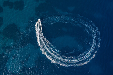 circular wake of a motorboat 
