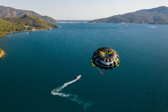 parasailing 