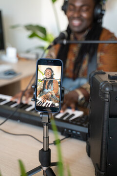 Live Streaming Performance On Phone Screen
