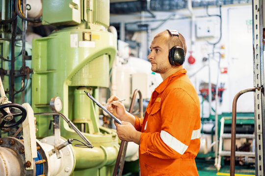routine work of engineer officer in engine control room
