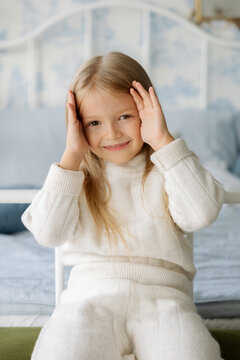 The girl plays hide and seek.