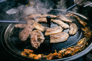 솥뚜껑에 구워먹는 삼겹살