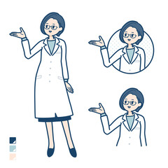 白衣を着た女性医師が解説しているイラスト