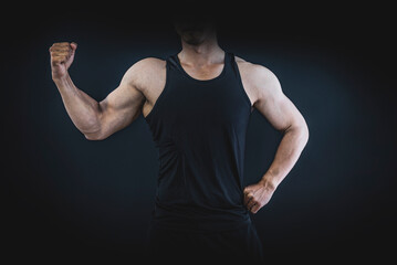 Naklejka premium 腕の筋肉を鍛える男性 