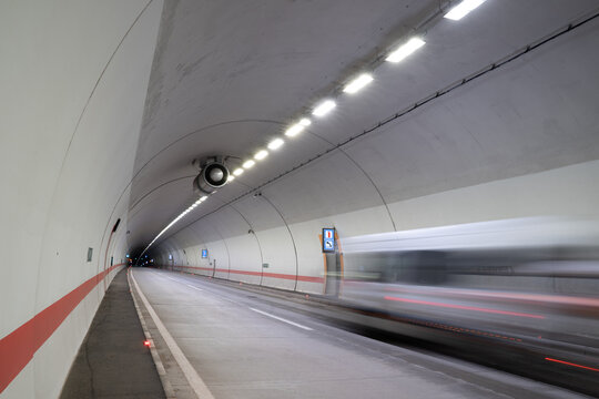 Fast vehicle in a tunnel 