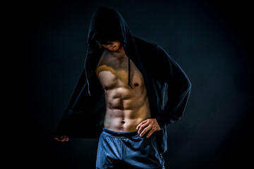 筋肉を鍛える男性
 - obrazy, fototapety, plakaty