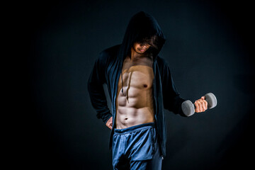 筋肉を鍛える男性（ダンベル）
