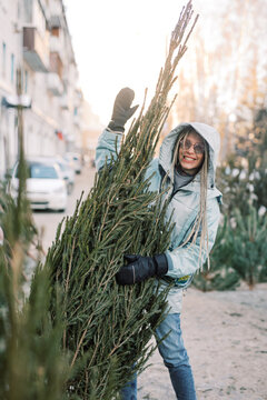 Woman with blond braids and a tree saying hello