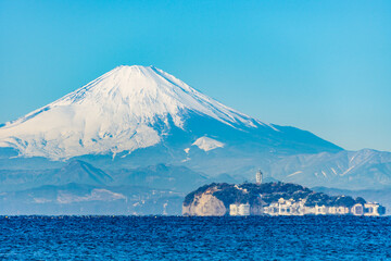 Fototapeta na wymiar 神奈川県逗子海岸からの富士山と江ノ島
