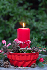Silvester-Dekoration mit roter Kerze und Kleeblatt-Ausstechform